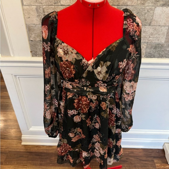 Lulus Dresses & Skirts - Lulu’s Floral Long Sleeve Dress NWT